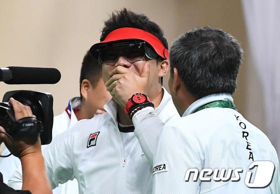 본문 이미지 - 사격 진종오가 10일(현지시간)브라질 리우데자네이루 데오도루 올림픽 사격장에서 열린 2016리우하계올림픽 50m 권총 결선에서 1위로 금메달을 확정짓자 기뻐하고 있다. 2016.8.11/뉴스1 ⓒ News1 이광호 기자