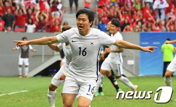 본문 이미지 - 10일(현지시간) 브라질 브라질리아 마네 가힌샤 주경기장에서 열린 2016 리우 올림픽 축구 예선 C조 3차전 대한민국과 멕시코의 경기에서후반전 권창훈이 선취골을 터트린 후 환호하고 있다. 2016.8.11/뉴스1 ⓒ News1 이동원 기자