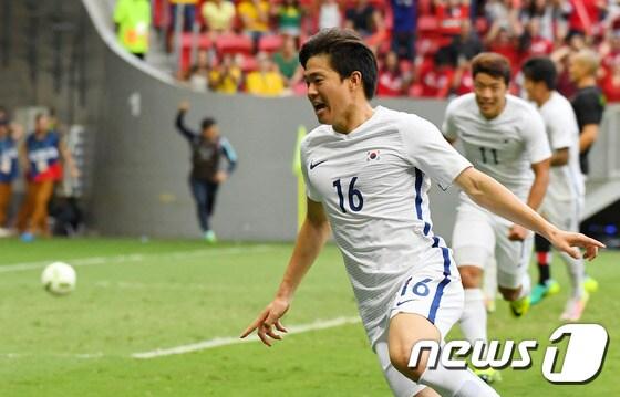 본문 이미지 - 10일(현지시간) 브라질 브라질리아 마네 가힌샤 주경기장에서 열린 2016 리우 올림픽 축구 예선 C조 3차전 대한민국과 멕시코의 경기에서후반전 권창훈이 선취골을 터트린 후 환호하고 있다. 2016.8.11/뉴스1 ⓒ News1 이동원 기자