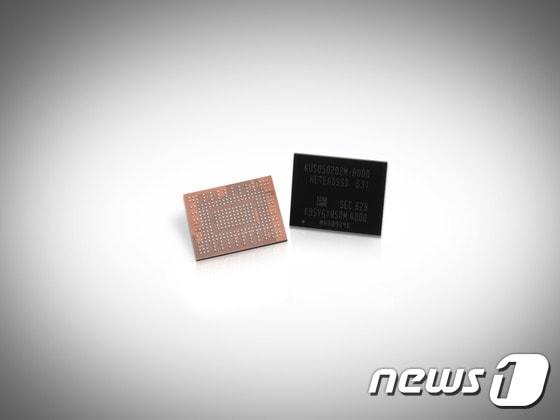 본문 이미지 - 삼성전자가 올 8월 10일(현지시간) 미국 산타클라라 컨벤션 센터에서 열린 '플래시 메모리 서밋 2016 (Flash Memory Summit)'에서  전시된 1TB BGA SSD(솔리트 스테이트 드라이브) . SSD에는 3D낸드 플래시 메모리가 사용돼 기존 하드디스크 드라이브와 비교할 수 없는 성능을 낸다. (삼성전자 제공) 2016.8.11/뉴스1 ⓒ News1 