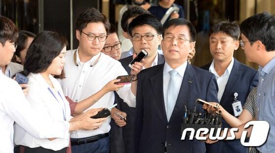 본문 이미지 - 허수영 롯데케미칼 사장(65)이 지난 11일 서울 서초구 서초동 서울중앙지검으로 출석하고 있다.2016.8.11/뉴스1 ⓒ News1 황기선 기자