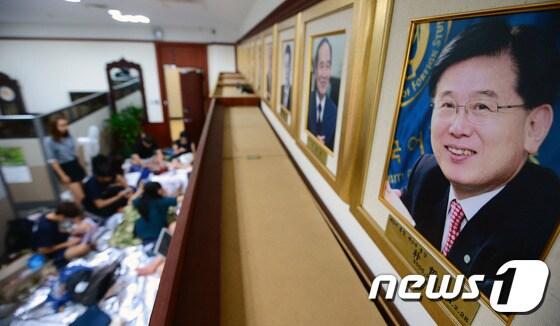 본문 이미지 - 11일 오전 서울 동대문구 한국외국어대학교에서 학생들이 박철 전 총장의 명예교수 임명에 반대하며 총장실 점거를 이어가고 있다.2016.8.11/뉴스1 ⓒ News1 박정호 기자