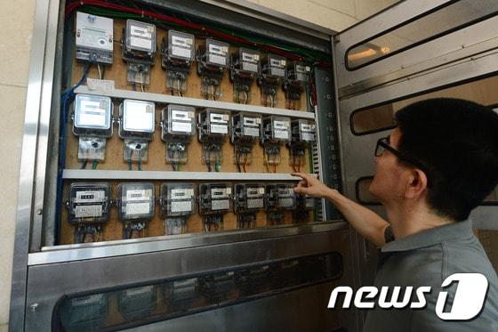 본문 이미지 - tj울 중구의 한 다세대 주택의 전력계량기. /뉴스1DB