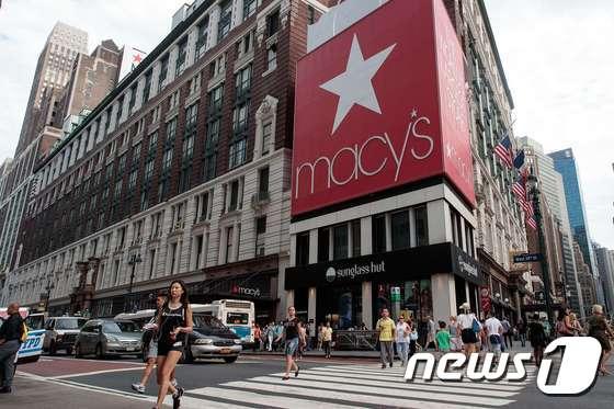 본문 이미지 - 미국 유명 백화점인 메이시스(macy's)가 11일(현지시간) 오프라인 점포 728개 중 14%인 100개를 내년까지 줄이고 온라인 쇼핑에 투자를 늘릴 것이라고 밝혔다. ⓒ AFP=뉴스1