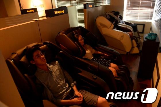 본문 이미지 - 대전 서구 둔산동의 한 힐링카페에서 여름철 열대야로 인해 잠이 부족한 직장인들과 젊은이들이 점심시간을 이용해 휴식을 취하고 있다. 2016.8.15/뉴스1 ⓒ News1 주기철 기자