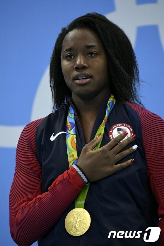 본문 이미지 - 11일(현지시간) 리우 올림픽 시상식에서 금메달을 목에 건 시몬 매뉴얼(20·미국)이 뜨거운 눈물을 흘리고 있다. ⓒ AFP=News1