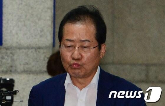 본문 이미지 - 고(故) 성완종 전 경남기업 회장으로부터 불법 정치자금을 받은 혐의로 기소된 홍준표 경남도지사가 2016년 8월 12일 오후 서울 서초구 서울중앙지방법원에서 결심공판을 마치고 법원을 나서고 있다. 검찰은 홍 지사에게 징역 2년에 추징금 1익원을 구형했다. 같은 해 9월 8일 1심 재판부는 징역 1년 6월형을 내렸다. 이후 홍 시장은 2심과 대법원에 의해 무죄를 선고받아 위기에서 벗어났다. ⓒ News1 DB