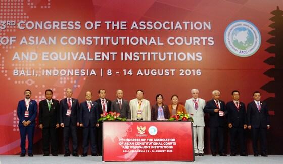 본문 이미지 - 박한철 헌법재판소장(왼쪽에서 네번째)을 비롯한 각국 대표들이 12일 인도네시아 발리 누사두아 컨벤션센터에서 열린 아시아헌법재판소연합 제3차 총회에서 발리선언문을 채택한 뒤 기념사진을 촬영하고 있다.(헌법재판소 제공) ⓒ News1