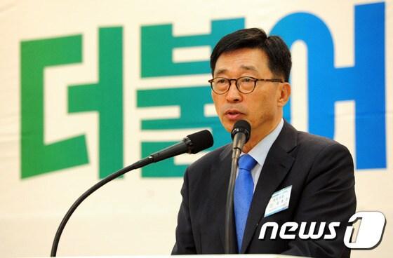 본문 이미지 - 김춘진 더불어민주당 전북도당 위원장 /뉴스1 ⓒ News1