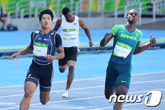 본문 이미지 - 한국 최고의 스프린터 김국영(왼쪽)이 지난 8월  브라질 마라카낭 주경기장에서 열린 리우올림픽  남자 100m 예선에서  역주하는 모습. /뉴스1 ⓒ News1 이동원 기자