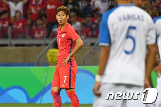 본문 이미지 - 13일(현지시간) 브라질 벨루오리존치 미네이루 스타디움에서 열린 2016리우하계올림픽 남자축구 8강전 대한민국과 온두라스의 경기에서 손흥민이 슛이 상대문전을 벗어나자 아쉬워하고 있다.2016.8.14/뉴스1 ⓒ News1 이광호 기자