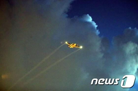 본문 이미지 - 미국 플로리다주 마이애미 상공에서 항공기 1대가 지카 바이러스 확산 방지를 위해 살충제를 뿌리고 있다. ⓒ AFP=뉴스1