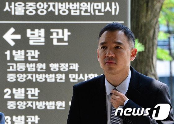 본문 이미지 - 김정주 NXC(넥슨 지주회사) 대표가 지난해 8월 주식 뇌물수수 혐의로 재판을 받았지만 무혐의 처분을 받았다. ⓒ News1 신웅수 기자