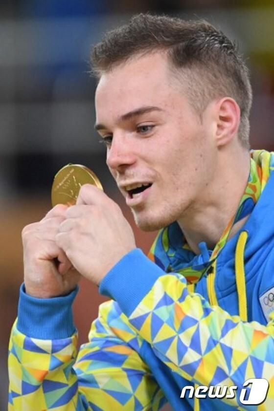 본문 이미지 - 올레그 베르니아예프(23·우크라이나)가  17일(한국시간) 브라질 리우 올림픽 아레나에서 열린 남자 평행봉 결승에서 16.041점을 받고 금메달을 차지했다.ⓒAFP= News1