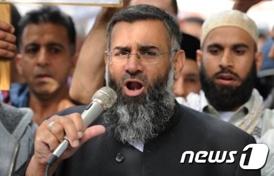 본문 이미지 - 영국의 급진 이슬람 성직자 안젬 초다리. ⓒ AFP=뉴스1