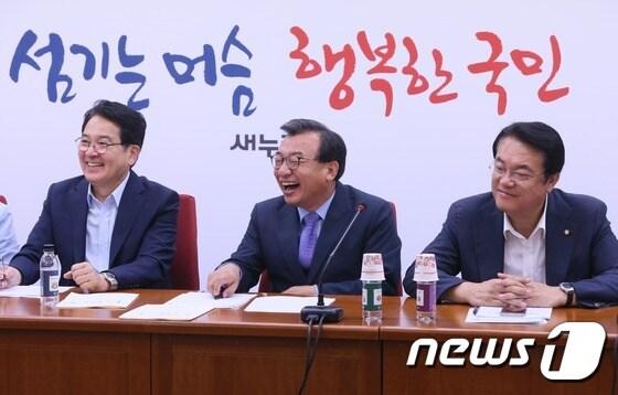 본문 이미지 - 이정현 새누리당 대표가 17일 서울 여의도 당사에서 열린 최고위원·중진의원 연석간담회에서 "대표 당선 이후 점점 멋있어진다"는 나경원 의원의 발언에 밝게 웃고 있다. 2016.8.17/뉴스1 ⓒ News1 송원영 기자