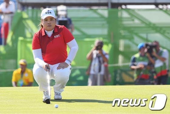 본문 이미지 - 골프 대표팀 박인비가 올림픽 골프 2라운드에서 단독 선두로 올라섰다. 2016.8.18/뉴스1 ⓒ News1 이광호 기자