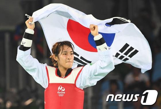 본문 이미지 - 태권도 김소희가 17일(현지시간) 브라질 리우데자네이루 카리오카 아레나3에서 열린 2016리우하계올림픽 여자 49kg급 결승에서 세르비아 티야나 보그다노비치를 꺽고 금메달을 확정지으며 태극기 세리머니를 하고 있다. 2016.8.18/뉴스1 ⓒ News1 이광호 기자