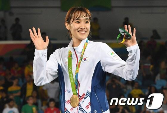 본문 이미지 - 태권도 김소희가 17일(현지시간) 브라질 리우데자네이루 카리오카 아레나3에서 열린 2016리우하계올림픽 여자 49kg급 결승에서 금메달을 획득했다. 시상식에서 금메달을 목에 걸고 두팔 들어 인사하고 있다.2016.8.18/뉴스1 ⓒ News1 이광호 기자
