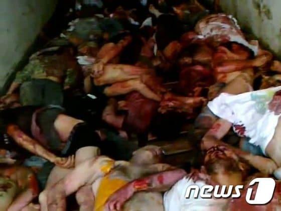 본문 이미지 - 2012년 9월 시리아 알레포의 한 대학 병원에 쌓여있는 시신들. 시신 가운데 다수는 수갑으로 손이 묶인 상태였으며 고문의 흔적이 발견됐다.ⓒAFP= News1