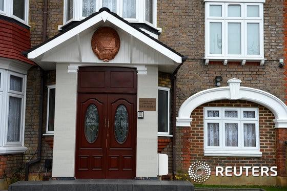 본문 이미지 - 영국 런던 서쪽 주택지구에 자리잡고 있는 북한 대사관 모습. 사진은 2013년 3월 30일 촬영. ⓒ 로이터=뉴스1