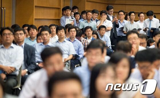 본문 이미지 - 기업 임직원들이 18일 서울 중구 대한상공회의소에서 열린 청탁금지법(김영란법) 시행과 기업의 대응과제 설명회에서 조두현 국민권익위원회 법무보좌관의 설명을 경청하고 있다. 2016.8.18/뉴스1 ⓒ News1 유승관 기자