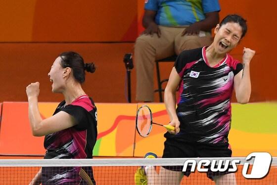 본문 이미지 - 18일(현지시간)브라질 리우 센트루 파빌리온4에서 2016 리우올림픽 배드민턴 여자복식 동메달 결정전에 나선 대한민국 정경은(오른쪽)-신승찬 조가 중국 탕유탕-유양 조를 맞아 마지막 공격 포인트를 성공시키고 있다. 2016.8.18/뉴스1 ⓒ News1 이동원 기자