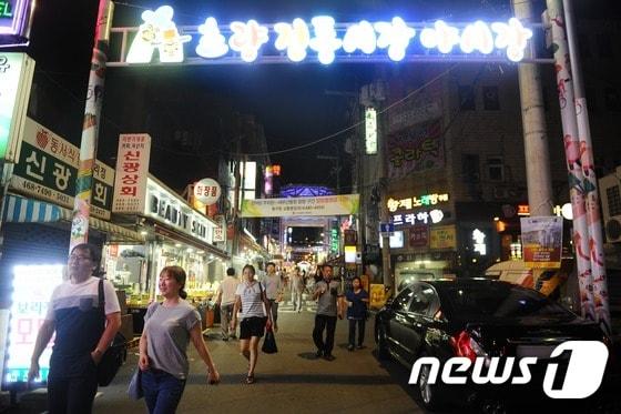 본문 이미지 - 부산 초량전통시장 야시장 ⓒ News1 여주연 기자