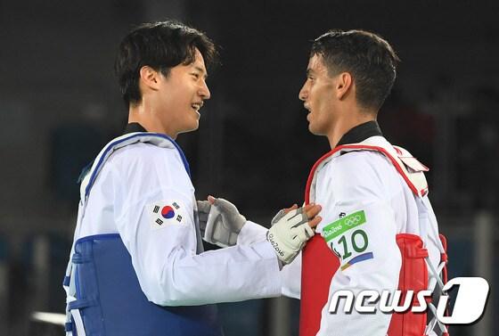 본문 이미지 - 태권도 이대훈이 18일(현지시간) 브라질 리우데자네이루 올림픽파크 카리오카 아레나3에서 열린 2016리우하계올림픽 남자 68kg급 8강에서 패배하며 4강 진출에 실패했다. 이대훈이 승리한 요르단의 아흐마드 아부가우시를 축하해 주고 있다.2016.8.19/뉴스1 ⓒ News1 이광호 기자