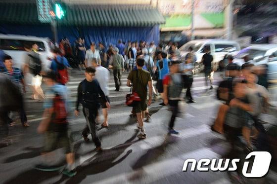 본문 이미지 - 이른 새벽의 남구로역 인력시장. ⓒ News1 최현규 기자