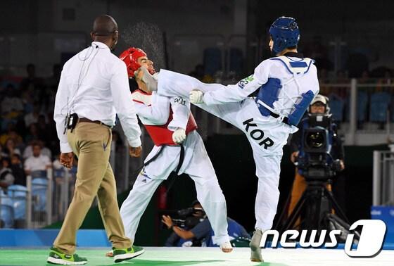 본문 이미지 - 태권도 이대훈이 18일(현지시간) 브라질 리우데자네이루 올림픽파크 카리오카 아레나3에서 열린 2016리우하계올림픽 남자 68kg급 동메달 결정전에서 벨기에의 자우드 아찹에 발차기 공격을 하고 있다. 이대훈은 이 경기에서 11대 7로 승리하며 동메달을 획득했다.2016.8.19/뉴스1 ⓒ News1 이광호 기자