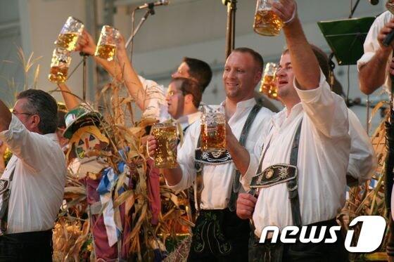 본문 이미지 - 9월에 열리는 유럽의 각 축제들을 알아보자. 독일 뮌헨에서 열리는 옥토버페스트의 한 장면.(사진제공=flickr/leigh wolf)ⓒ News1
