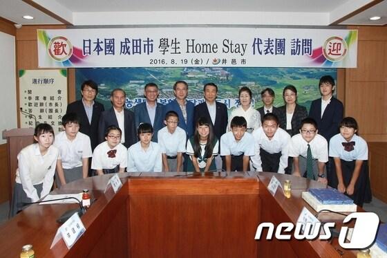 본문 이미지 - 일본 나리타시 중·고등학생들이 한국의 문화체험과 우의증진을 위해 19일부터 2박 3일 일정으로 전북 정읍을 방문했다. 정읍시청에서 마련한 환영식. ⓒ News1