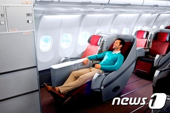 본문 이미지 - 가루다인도네시아항공의 비즈니스클래스는 등받이 조절이 가능한 180도 침대형 좌석을 보유하고 있으며 독립된 개인공간을 제공한다.(사진제공=가루다인도네시아항공) ⓒ News1