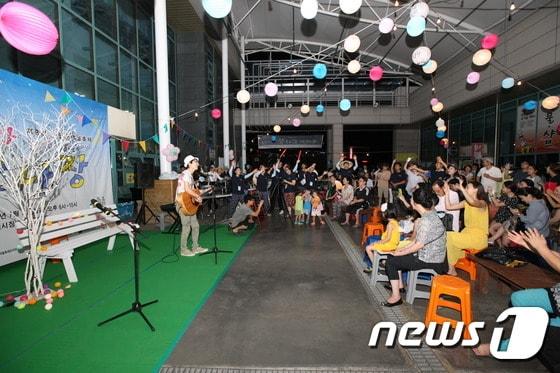 본문 이미지 - 진안고원시장에서 '축제와 만나장' 야시장이 열리고 있다.뉴스1DB/뉴스1ⓒ News1