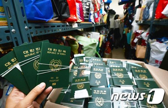 본문 이미지 - 2일 오전 인천국제공항 유실물센터에서 한 직원이 분실된 여권을 정리하고 있다. 2016.8.2/뉴스1 ⓒ News1 최현규 기자