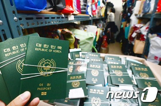 본문 이미지 - 2일 오전 인천국제공항 유실물센터에서 한 직원이 분실된 여권을 정리하고 있다. 유실된 여권이 주인을 찾지 못한 경우 한국 국적 여권은 외교부로, 해외 국적 여권은 각 대사관으로 보내 여권 주인을 찾게 된다. 2016.8.2/뉴스1 ⓒ News1 최현규 기자