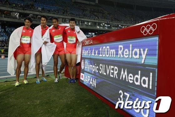 본문 이미지 - 2016 리우 올림픽 400m 계주에서 은메달을 획득한 일본 ⓒ AFP=News1