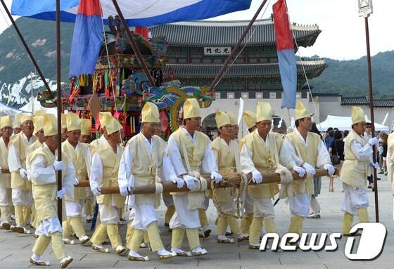 본문 이미지 - 20일 서울 광화문광장에서 열린 '관동대지진 학살 한인 추도식'에서 충청남도 공주달공소리 회원들이 상여모심을 진행하고 있다. 93년만에 열린 이번행사는 1923년 9월 1일 관동대지진 당시 일본 당국이 살포한 유언비어로 인해 학살당한 6000여명의 한인 희생자를 추도하는 행사다. 2016.8.20/뉴스1 ⓒ News1 황기선 기자
