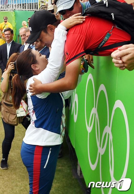 본문 이미지 - 골프 대표팀 박인비가 20일(현지시간) 브라질 리우데자네이루 올림픽 골프 코스에서 열린 2016리우하계올림픽 여자 골프에서 최종합계 16언더파 268타를 기록하며 금메달을 획득했다. 박인비가 시상식을 마치고 경기장을 나서며 김응진 프로와 기쁨을 나누고 있다.2016.8.21/뉴스1 ⓒ News1 이광호 기자