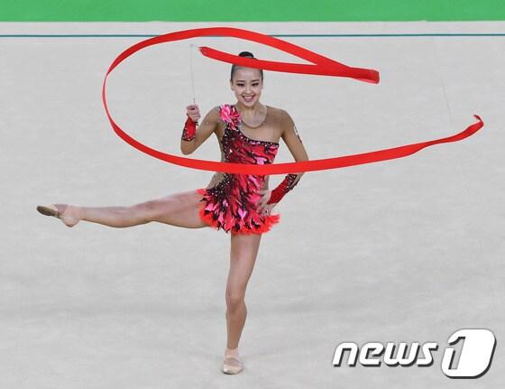 본문 이미지 - 손연재(22·연세대) 측이 21일 문화체육관광부 보급생활운동 늘품체조 시연회 참석 논란에 대한 공식 입장을 발표했다.ⓒ News1 이동원 기자