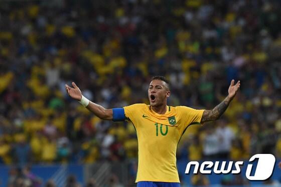 본문 이미지 - 브라질의 공격수 네이마르가 21일(한국시간) 브라질 리우데자네이루의 마라카낭 스타디움에서 열린 2016 리우 올림픽 남자 출구 결승전에서 선제 득점 후 기뻐하고 있다. ⓒ AFP=News1
