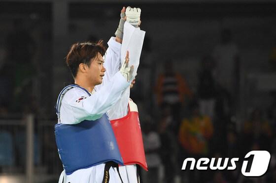 본문 이미지 - 태권도 차동민이 20일(현지시간) 브라질 리우데자네이루 올림픽파크 카리오카 경기장에서 열린 2016리우하계올림픽 남자 80kg급 동메달 결정전에서 승리하며 동메달을 획득했다. 차동민이 경기를 마친뒤 우즈베키스탄 드미트리 쇼킨의 손을 들어주고 있다.2016.8.21/뉴스1 ⓒ News1 이광호 기자