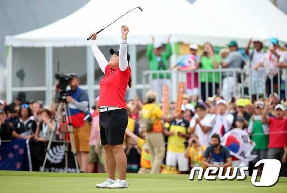 본문 이미지 - 박인비가 2016 리우 올림픽에서 금메달을 따며 '골든 커리어 그랜드슬램'을 이뤘던 모습. (대한체육회 제공)