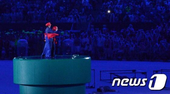 본문 이미지 - 아베 신조 일본 총리가 21일 오후(현지시간) 브라질 리우데자네이루 마라카냥 경기장에서 열린 2016 리우올림픽 폐막식에서 등장해 2020년 도쿄 올림픽 개최 홍보를 하고 있다. 2016.8.22/뉴스1 ⓒ News1 이동원 기자