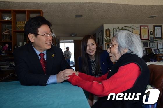 본문 이미지 - 이재명 시장이 지난해 4월 미국 LA의 안수산 여사를 만나 독립을 위해 애써온 공로에 대한 감사패를 전달하고 환담을 나누고 있는 모습.(성남시 제공).ⓒ News1