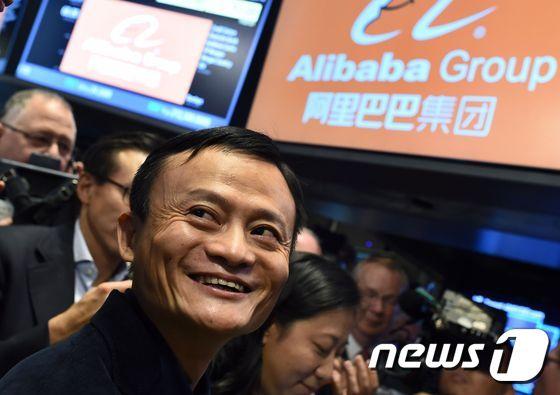 본문 이미지 - 2014년 9월 알리바바가 뉴욕 시장에 상장되던 날의 마윈 알리바바 회장. ⓒ AFP=뉴스1