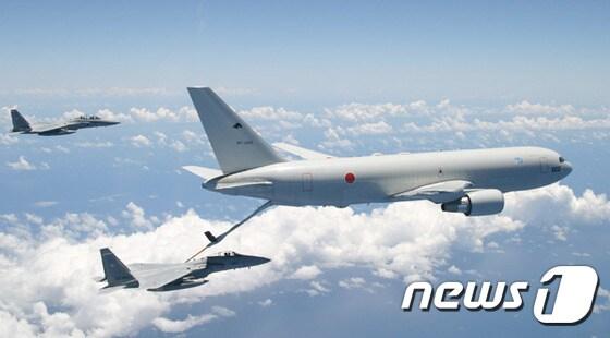 본문 이미지 - 일본 항공자위대의 KC767 공중급유·수송기가 전투기에 공중 급유를 하고 있는 모습. (일본 항공자위대 제공) ⓒ News1