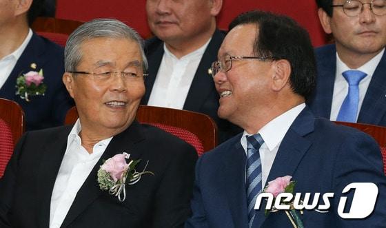 본문 이미지 - 2016년 8월 24일 당시 김종인 더불어민주당 비상대책위 대표가 서울 여의도 국회 의원회관에서 열린 동북아 공존과 경제협력 연구모임 정책토론회에서 김부겸 의원과 대화를 나누고 있는 모습. 2016.8.24 ⓒ 뉴스1 DB