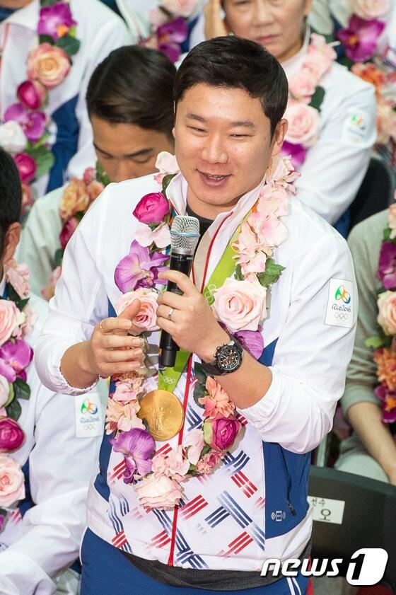 본문 이미지 - 24일 오전 인천국제공항에서 열린 2016 브라질 리우 하계올림픽을 마친 대한민국 국가대표 선수단 해단식에서 사격 금메달리스트 진종오가 취재진 질문에 답하고 있다.  2016.8.24/뉴스1 ⓒ News1 유승관 기자